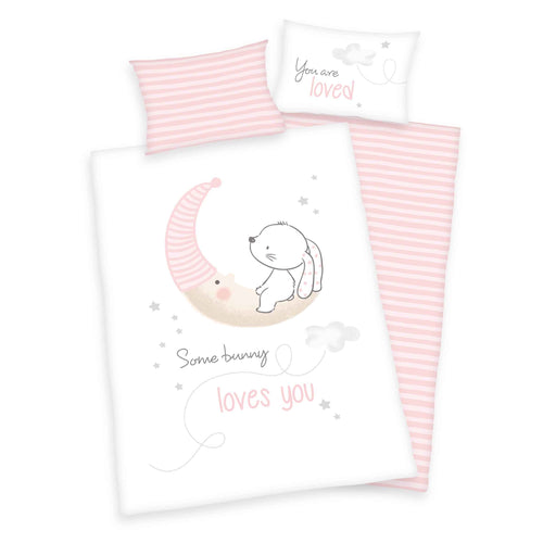 babybest Bettwäsche-Set ‘Little Bunny’ 100 x 135 cm: Bettbezug weiß mit Hase auf dem Mond und „Some bunny loves you“, Wendeseite rosa-weiß gestreift, Kissen 40 x 60 cm „You are loved“