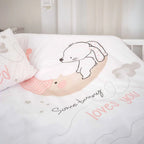 Hase auf dem Mond und Schriftzug „Some bunny loves you“ auf dem Bettbezug