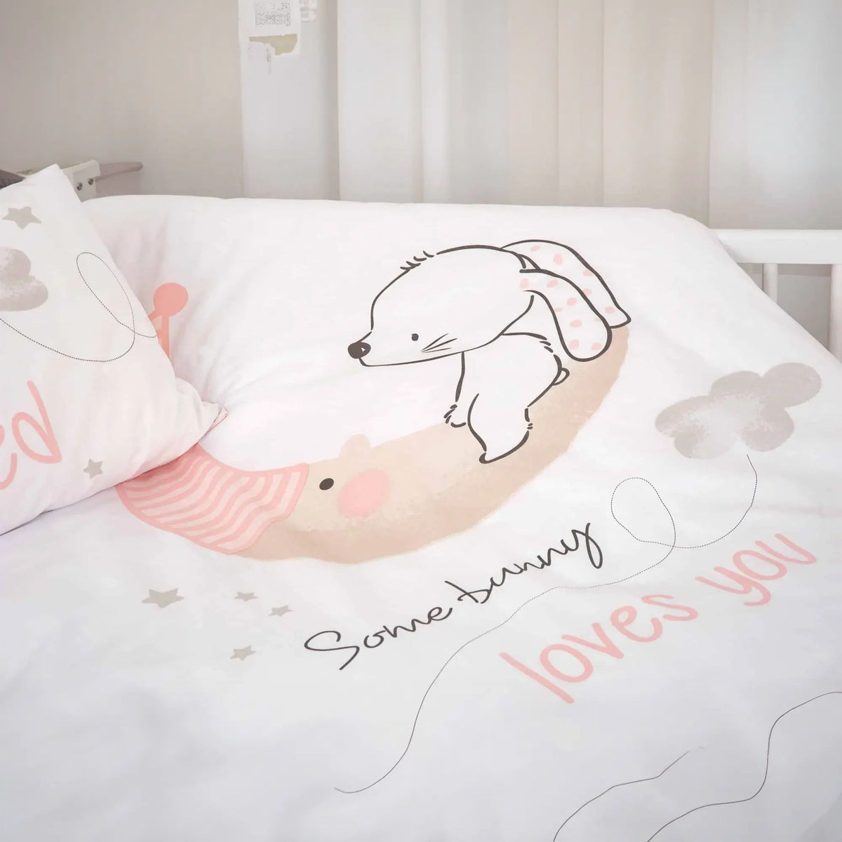 Hase auf dem Mond und Schriftzug „Some bunny loves you“ auf dem Bettbezug