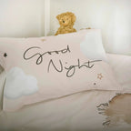 Kissen 40 x 60 cm mit Schriftzug „Good Night“ und Wolken