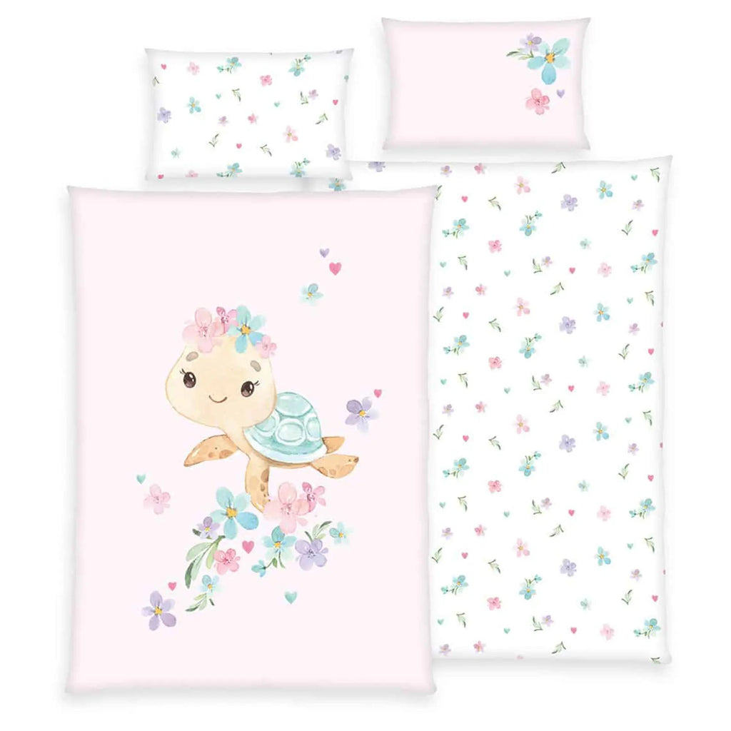 babybest Bettwäsche-Set ‘Little Turtle’ 100 x 135 cm: Bettbezug rosa mit Schildkröte zwischen Blüten, Wendeseite weiß mit Blüten, Kissen 40 x 60 cm