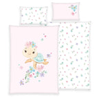 babybest Bettwäsche-Set ‘Little Turtle’ 100 x 135 cm: Bettbezug rosa mit Schildkröte zwischen Blüten, Wendeseite weiß mit Blüten, Kissen 40 x 60 cm