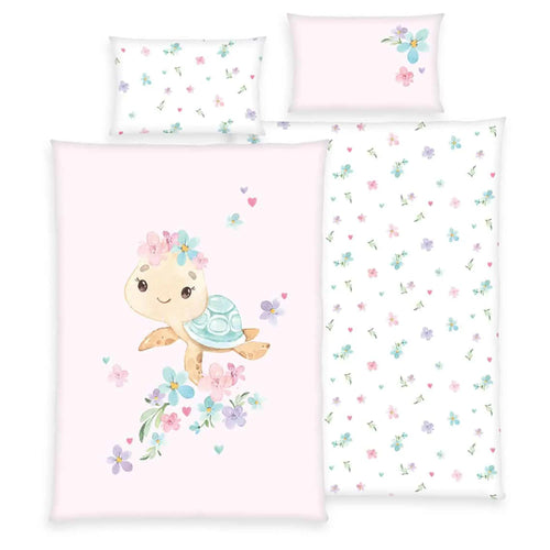 babybest Bettwäsche-Set ‘Little Turtle’ 100 x 135 cm: Bettbezug rosa mit Schildkröte zwischen Blüten, Wendeseite weiß mit Blüten, Kissen 40 x 60 cm