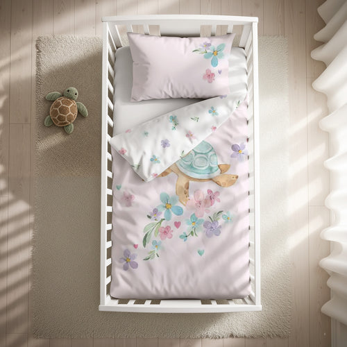 babybest Bettwäsche-Set ‘Little Turtle’ 100 x 135 cm mit Kissenbezug 40 x 60 cm im Gitterbett, Draufsicht mit umgeschlagener weißer Blüten-Wendeseite