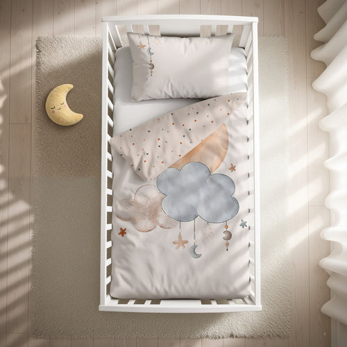 babybest Bettwäsche-Set ‘Moon and Stars’ 100 x 135 cm mit Kissenbezug 40 x 60 cm im Gitterbett, Draufsicht mit umgeschlagener Sternen-Wendeseite
