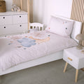 babybest Bettwäsche ‘Moon and Stars’ auf einem weißen Kinderbett