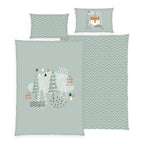 babybest Bettwäsche-Set ‘Nordic Forest’ 100 x 135 cm: Bettbezug graugrün mit Tannen und Dreiecken, Wendeseite mit Zickzack-Muster, Kissen 40 x 60 cm mit Fuchs