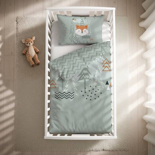 babybest Bettwäsche-Set ‘Nordic Forest’ 100 x 135 cm mit Kissenbezug 40 x 60 cm im Gitterbett, Draufsicht mit umgeschlagener Zickzack-Wendeseite