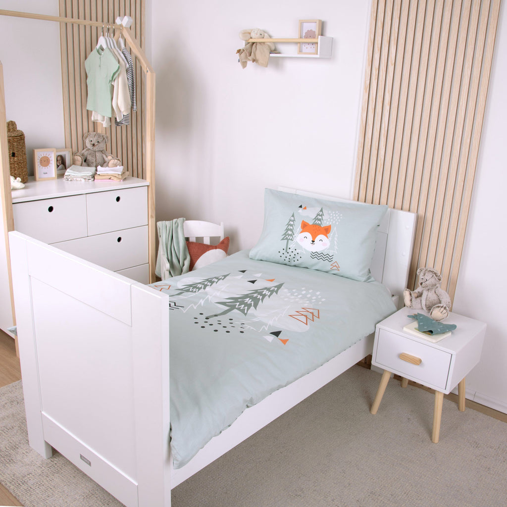 babybest Bettwäsche ‘Nordic Forest’ von oben auf einem weißen Kinderbett