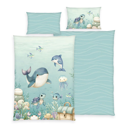 babybest Bettwäsche-Set ‘Ozeanfreunde’ 100 x 135 cm: Bettbezug türkis mit Wal, Delfin, Schildkröte und Qualle, Wendeseite mit Wellenlinien, Kissen 40 x 60 cm mit Schildkröte