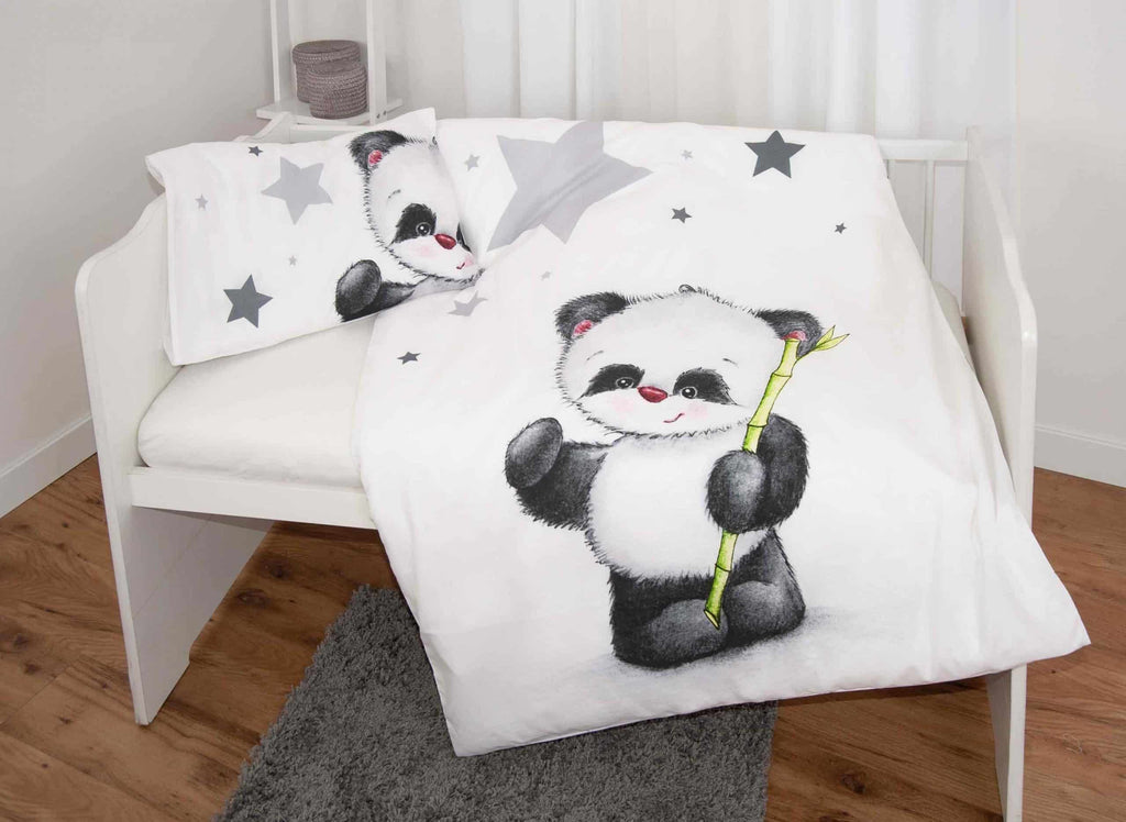 babybest Bettwäsche ‘Panda’ im weißen Gitterbett