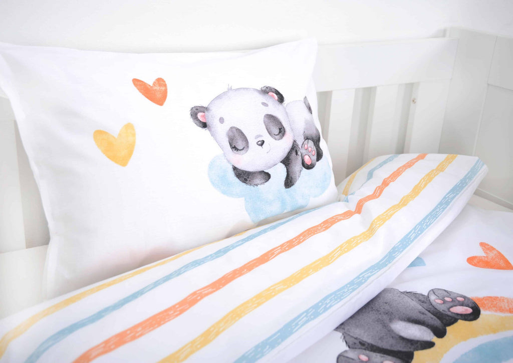 Kissen-Rückseite mit Panda auf der Wolke und umgeschlagene Regenbogen-Wendeseite