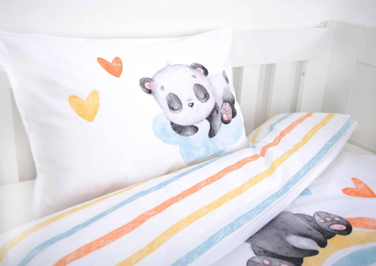 Kissen-Rückseite mit Panda auf der Wolke und umgeschlagene Regenbogen-Wendeseite