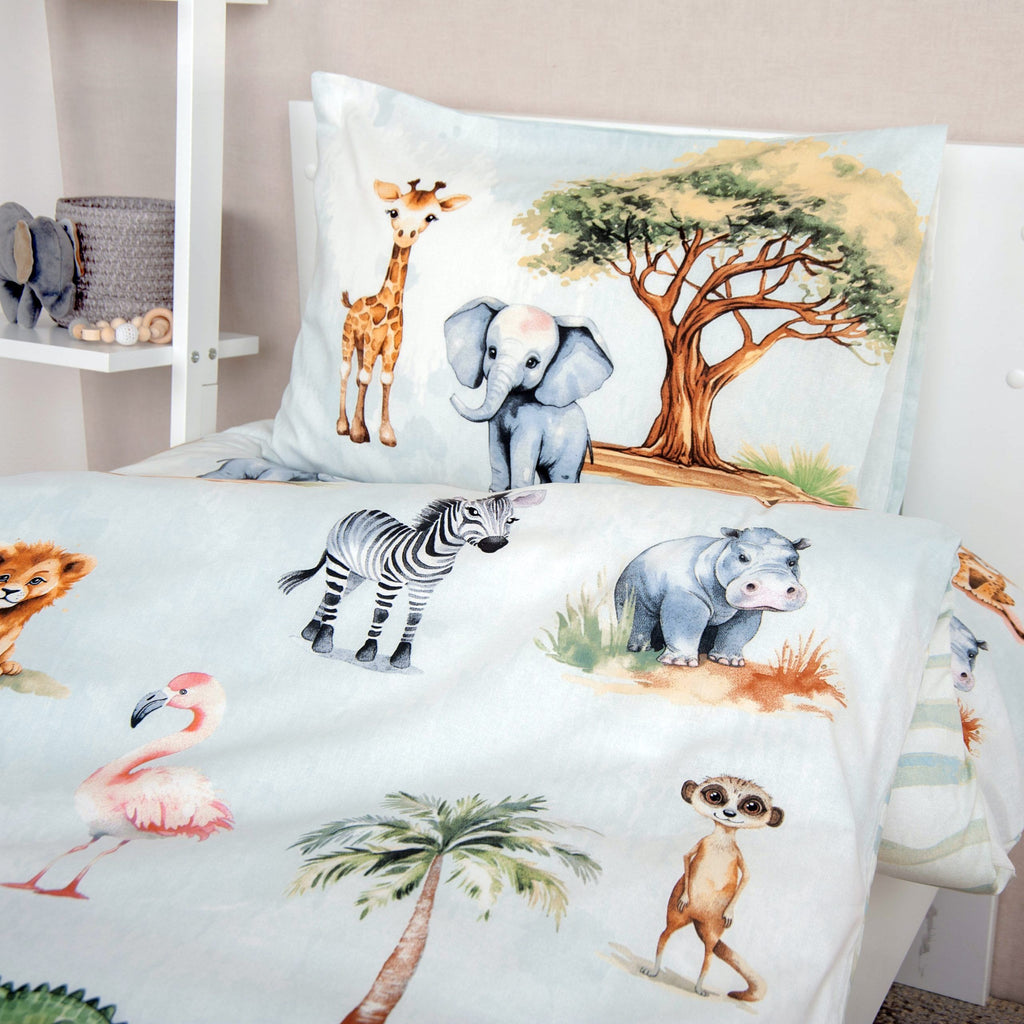 Kissen 40 x 60 cm mit Giraffe, Elefant und Baum, darunter Zebra und Nilpferd auf dem Bettbezug