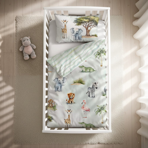 babybest Bettwäsche-Set ‘Safari’ 100 x 135 cm mit Kissenbezug 40 x 60 cm im Gitterbett, Draufsicht mit umgeschlagener gestreifter Wendeseite
