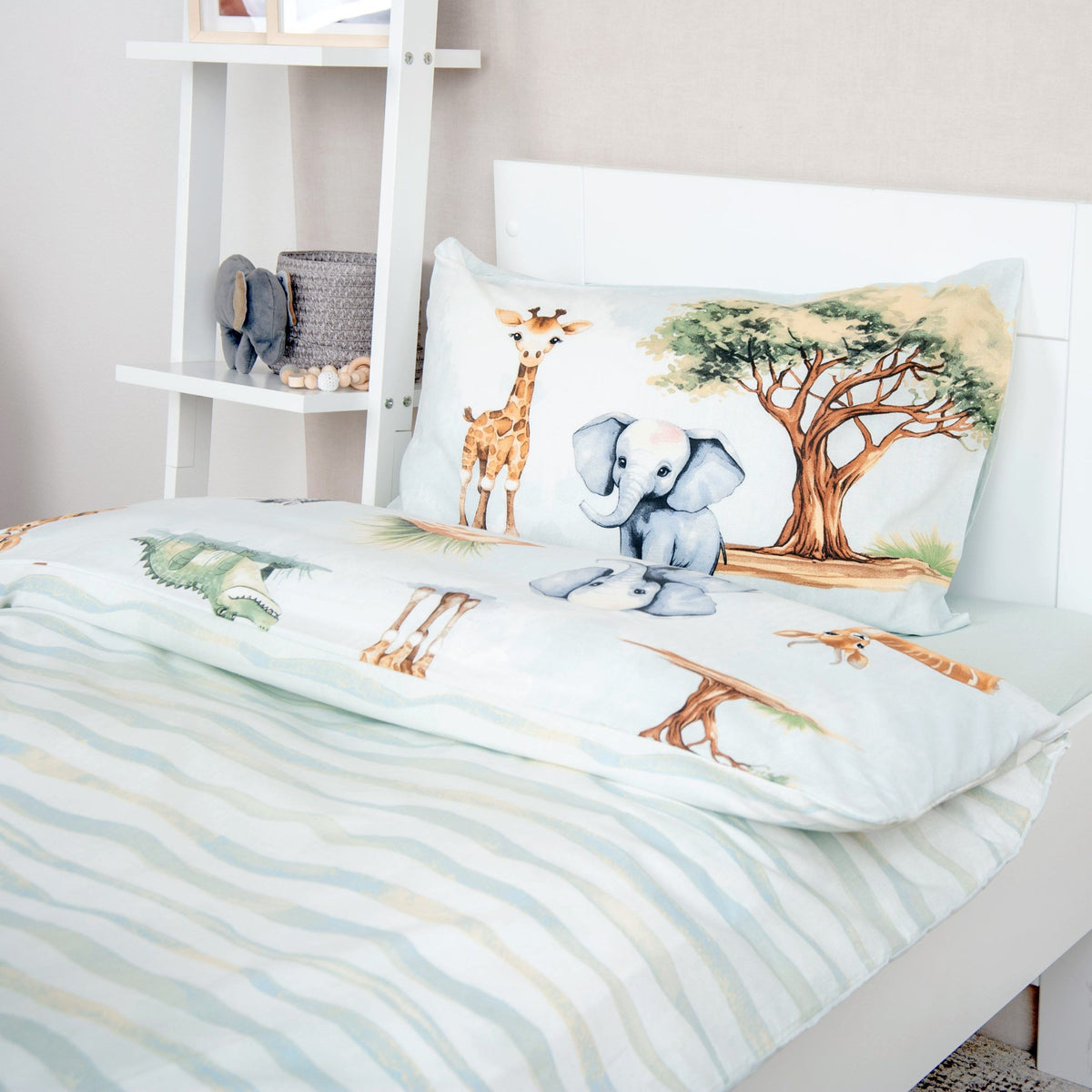 Kissen mit Giraffe und Elefant unter dem Baum, Bettwäsche ‘Safari’ mit gestreifter Wendeseite