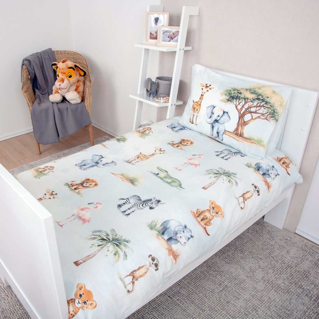 babybest Bettwäsche ‘Safari’ auf einem weißen Kinderbett
