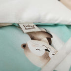 Eingenähtes babybest-Etikett am Bettbezug mit Otter