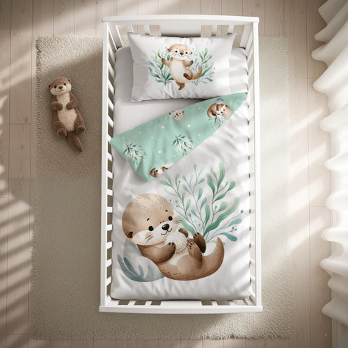 babybest Bettwäsche-Set ‘Schnuffel-Otter’ 100 x 135 cm mit Kissenbezug 40 x 60 cm im Gitterbett, Draufsicht mit umgeschlagener mintgrüner Otter-Wendeseite
