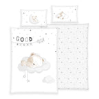 babybest Bettwäsche-Set ‘Sleeping little Bear’ 100 x 135 cm: Bettbezug mit schlafendem Bär auf der Wolke und „Good Night“-Wimpeln, Wendeseite weiß mit Sternen, Kissen 40 x 60 cm