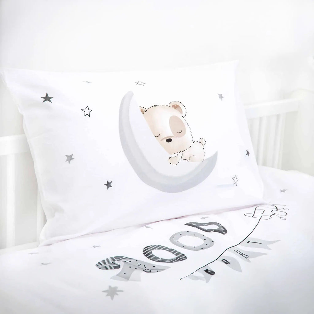 Kissen mit Bär auf dem Mond und Bettbezug mit „Good Night“-Wimpeln