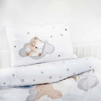 Kissen mit Bär auf der Wolke und Wendeseite mit grauen Sternen