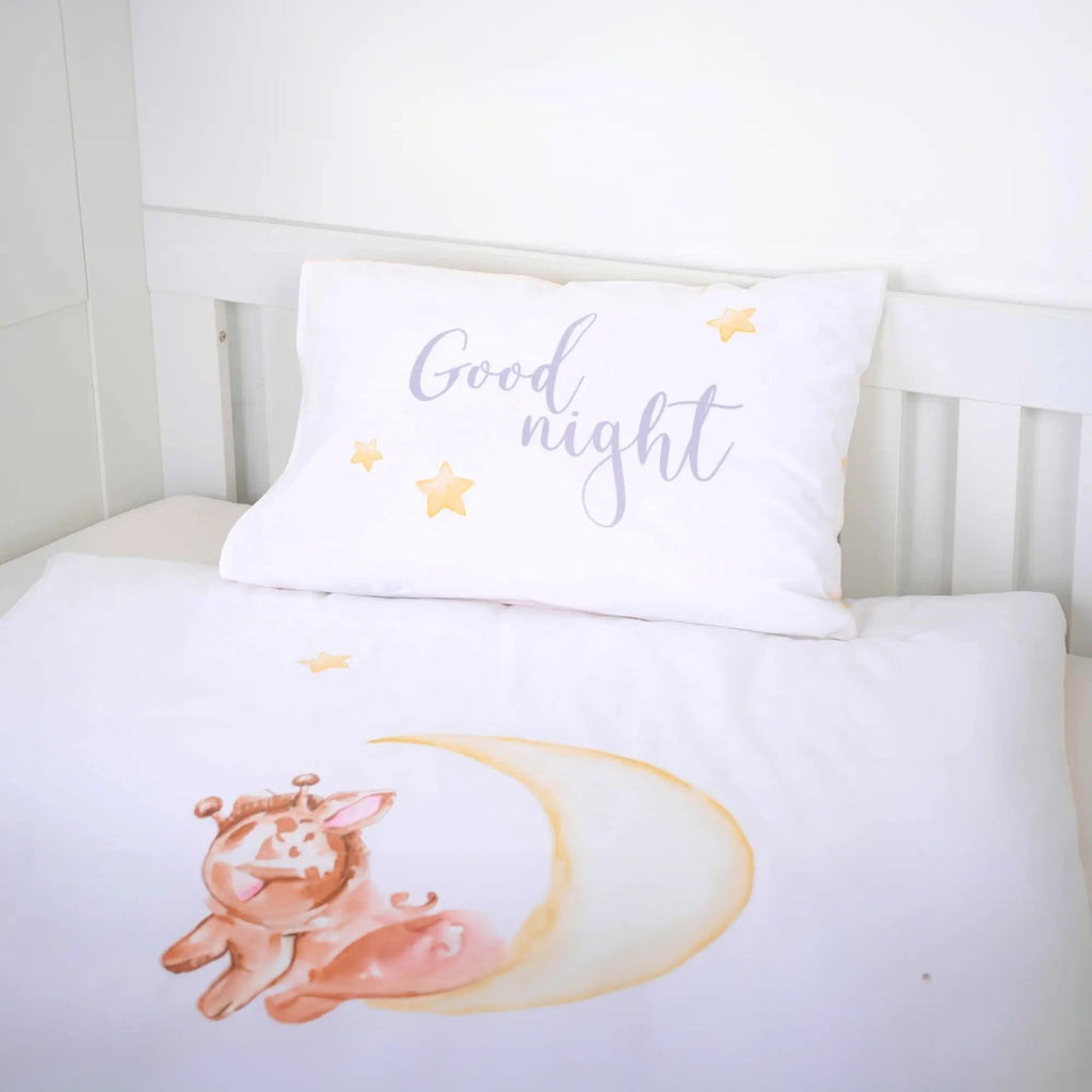 Kissen 40 x 60 cm mit Schriftzug „Good night“ und Giraffe auf dem Mond