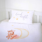 Kissen 40 x 60 cm mit Schriftzug „Good night“ und Giraffe auf dem Mond