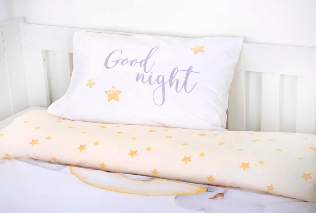 Kissen „Good night“ und umgeschlagene gelbe Wendeseite der Bettwäsche ‘Sleeping on the Moon’