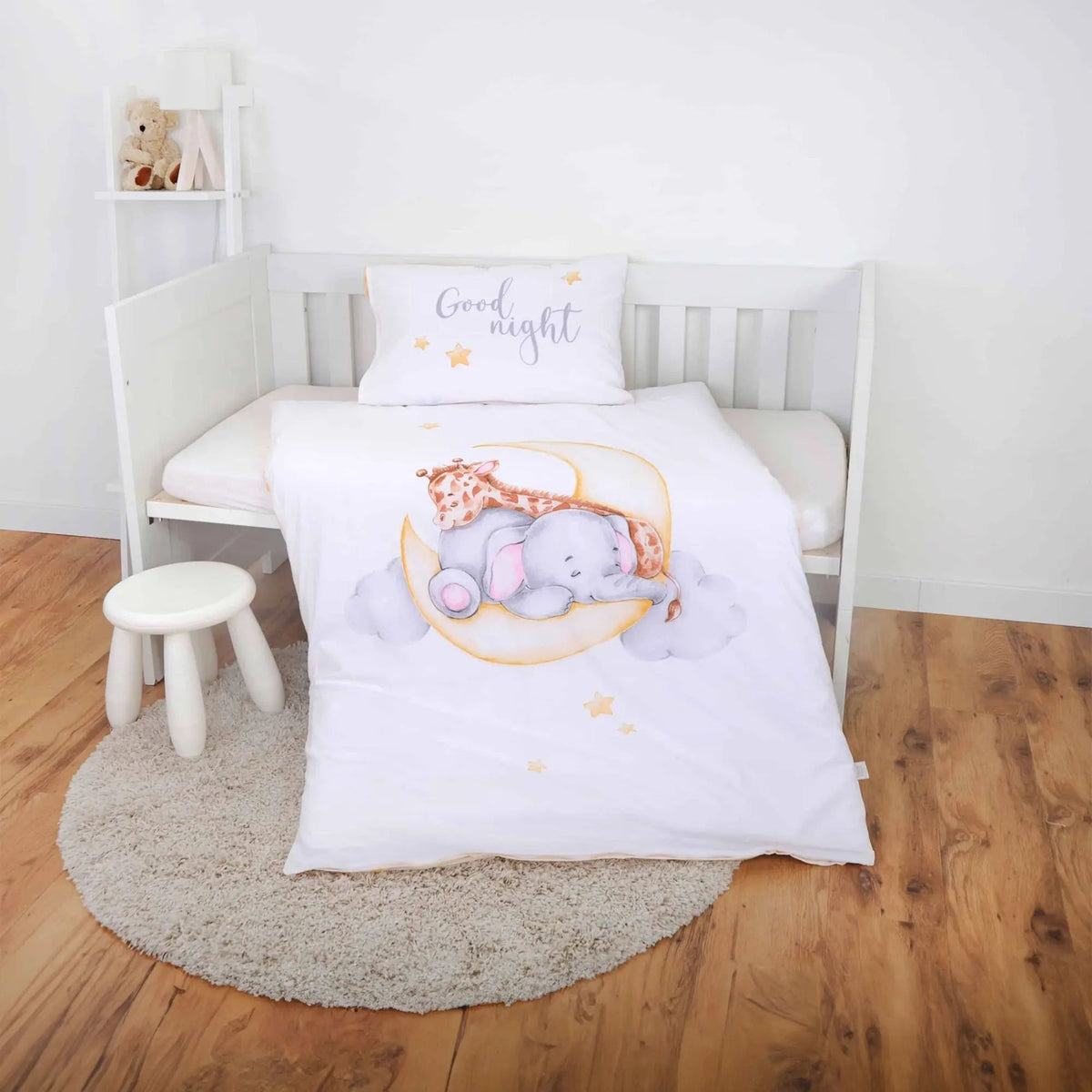 babybest Bettwäsche ‘Sleeping on the Moon’ im weißen Gitterbett