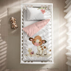 babybest Bettwäsche-Set ‘Süßes Kälbchen’ 100 x 135 cm mit Kissenbezug 40 x 60 cm im Gitterbett, Draufsicht mit rosa Wendeseite
