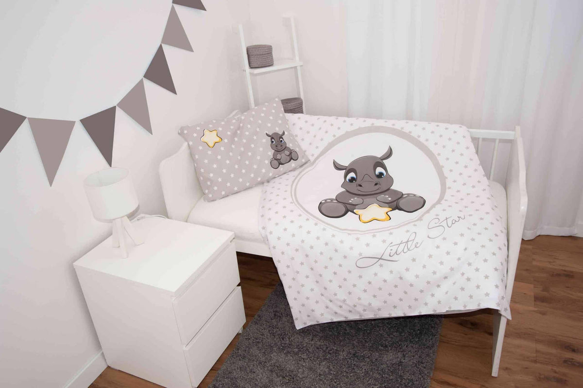 babybest Bettwäsche ‘Süßes Nashorn’ im weißen Gitterbett mit Wimpelkette