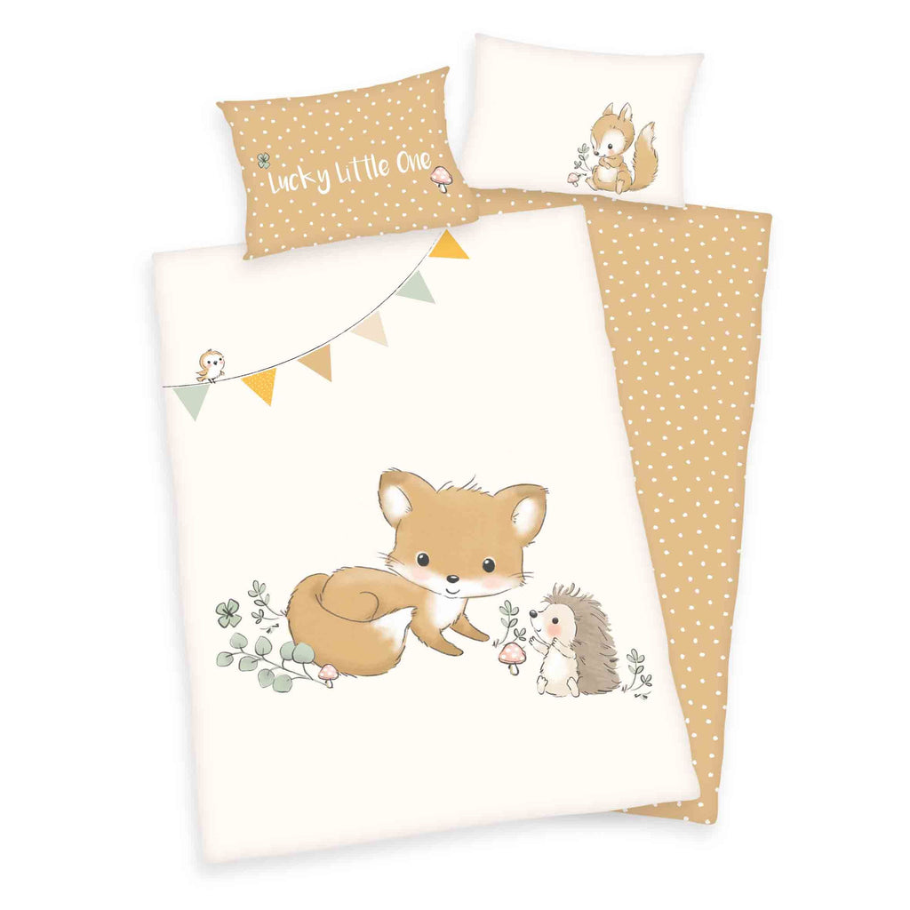 babybest Bettwäsche-Set ‘Waldfreunde’ 100 x 135 cm: Bettbezug mit Fuchs und Igel unter der Wimpelkette, Wendeseite senfgelb mit Punkten, Kissen 40 x 60 cm „Lucky Little One“