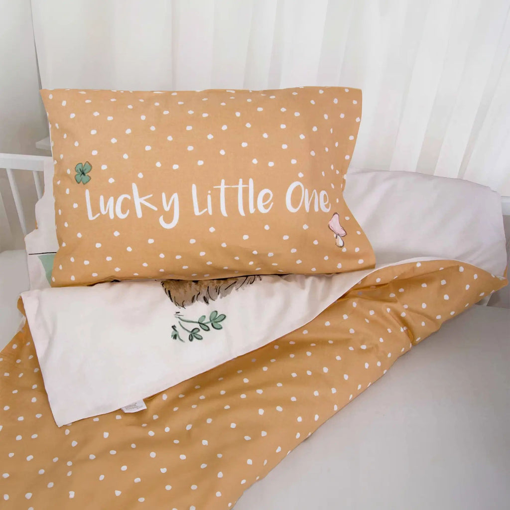 Kissen „Lucky Little One“ auf Senfgelb und umgeschlagene gepunktete Wendeseite