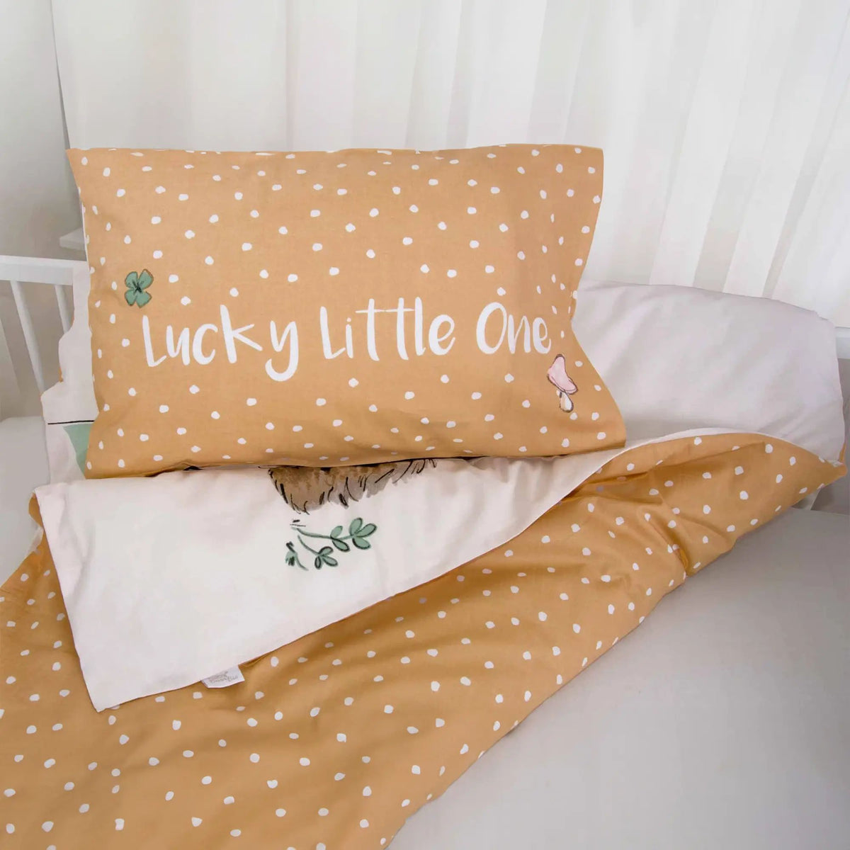 Kissen „Lucky Little One“ auf Senfgelb und umgeschlagene gepunktete Wendeseite
