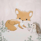 Nahaufnahme von Fuchs und Igel zwischen Blättern auf dem Bettbezug