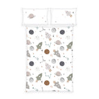 babybest Bettwäsche-Set ‘Weltall’ 100 x 135 cm: Bettbezug mit Raketen, Planeten und Sternbildern auf Weiß, Kissen 40 x 60 cm mit Rakete und Planet