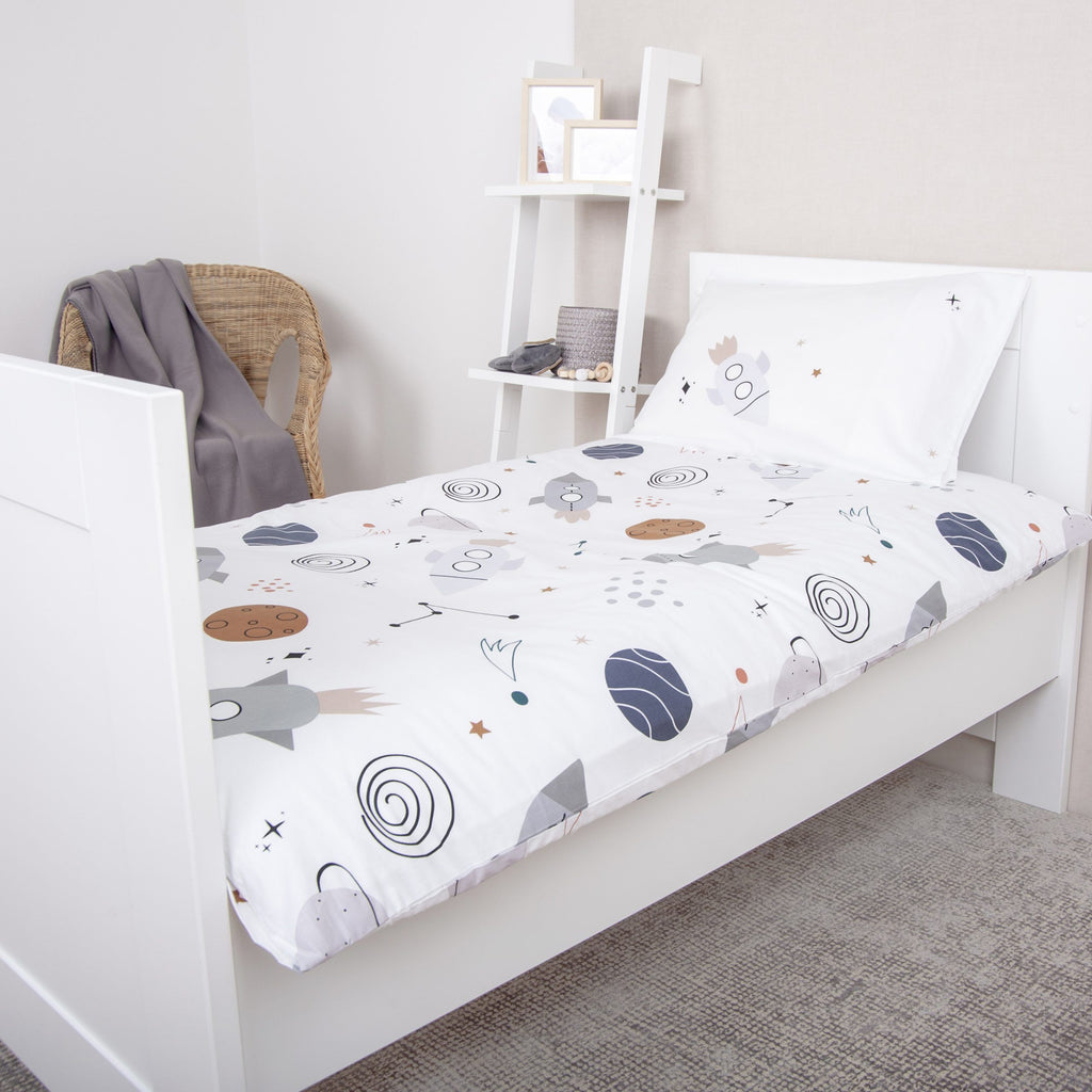 babybest Bettwäsche ‘Weltall’ auf einem weißen Kinderbett