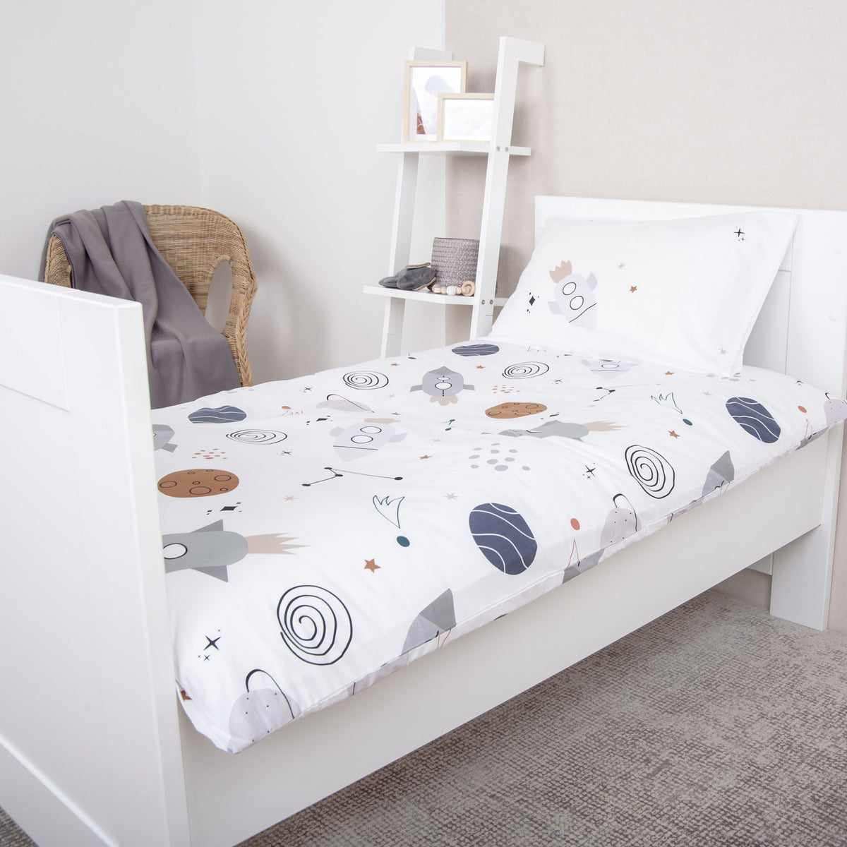 babybest Bettwäsche ‘Weltall’ auf einem weißen Kinderbett
