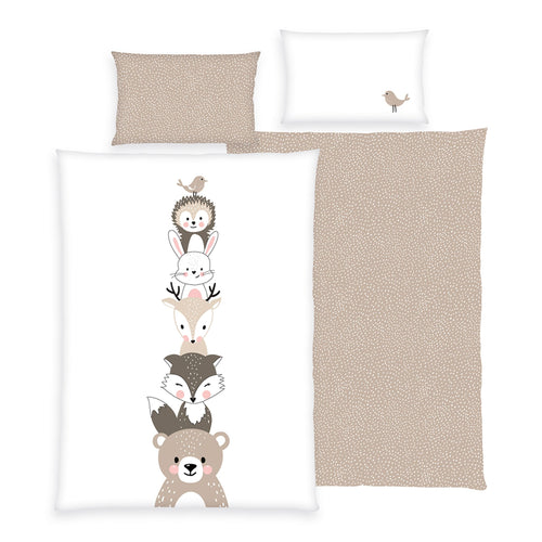 babybest Bettwäsche-Set ‘Woodland Crew’ 100 x 135 cm: Bettbezug weiß mit gestapelten Waldtieren und Vogel, Wendeseite beige mit Punkten, Kissen 40 x 60 cm