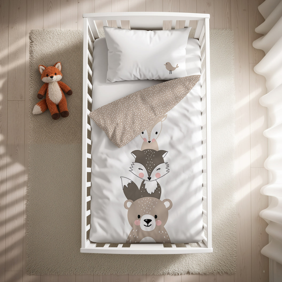 babybest Bettwäsche-Set ‘Woodland Crew’ 100 x 135 cm mit Kissenbezug 40 x 60 cm im Gitterbett, Draufsicht mit umgeschlagener Wendeseite
