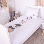 babybest Bettwäsche ‘Woodland Crew’ auf einem weißen Kinderbett