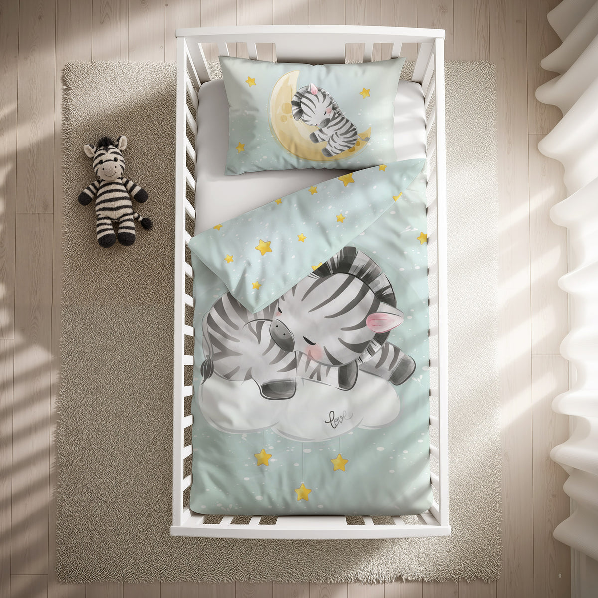 babybest Bettwäsche-Set ‘Zebra’ 100 x 135 cm mit Kissenbezug 40 x 60 cm im Gitterbett, Draufsicht mit umgeschlagener Sternen-Wendeseite
