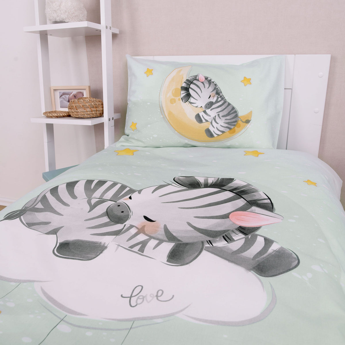 babybest Bettwäsche ‘Zebra’ von oben, Zebra auf der Wolke und Kissen mit Zebra auf dem Mond