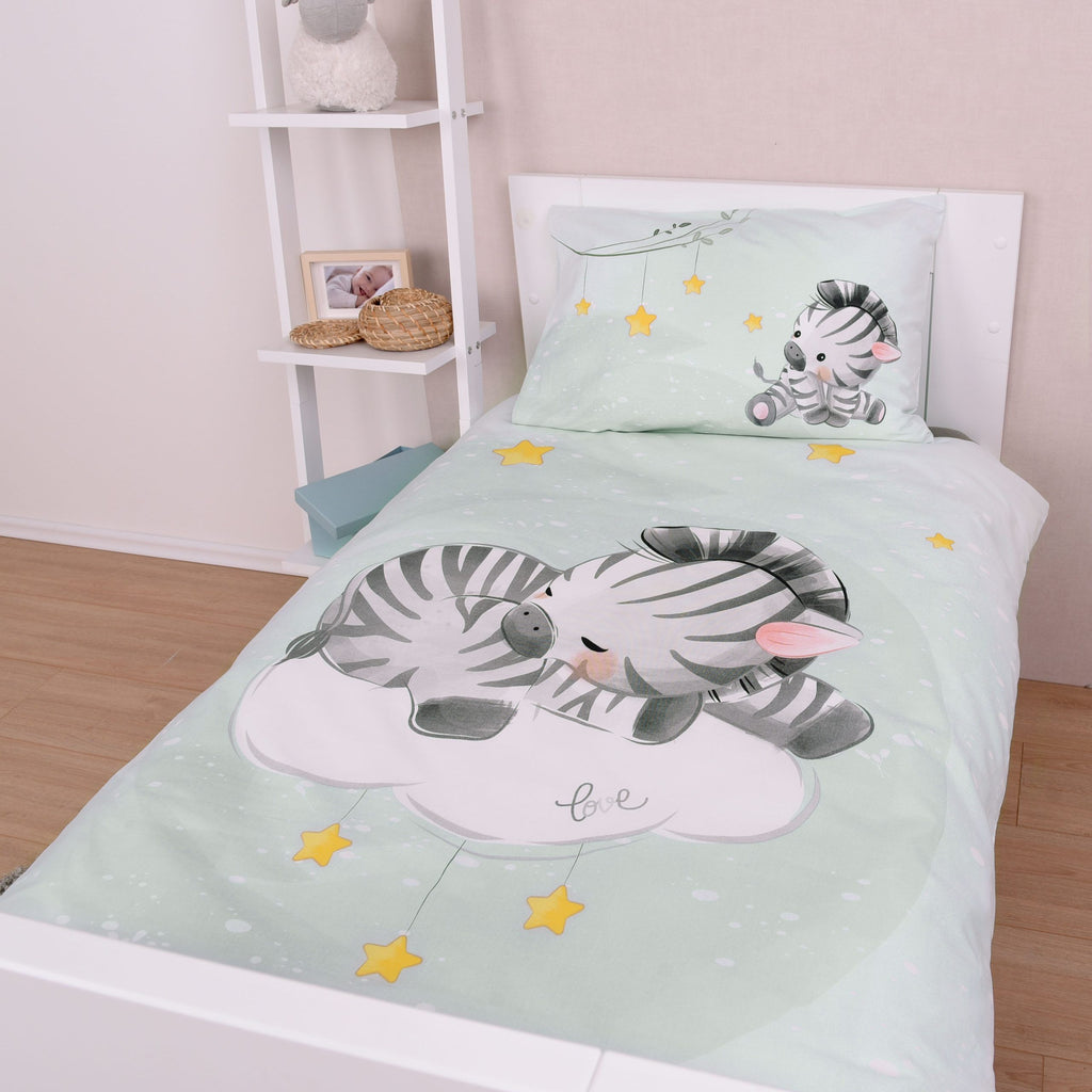 babybest Bettwäsche ‘Zebra’ auf einem weißen Kinderbett