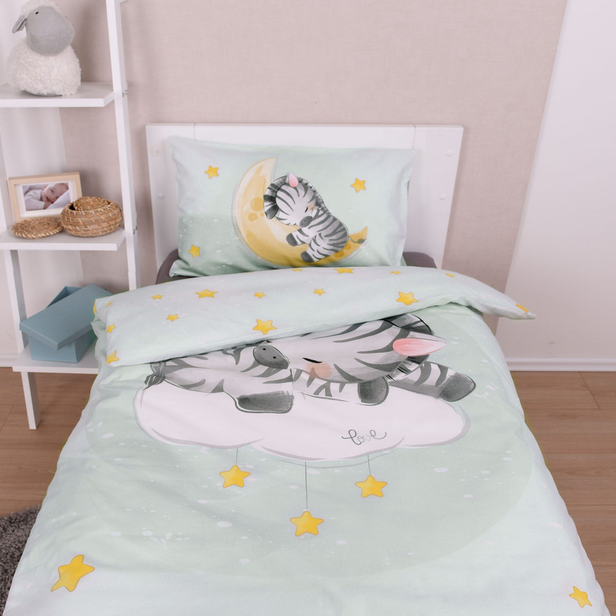 Bettwäsche ‘Zebra’ auf dem Kinderbett, oben umgeschlagen mit der Sternen-Wendeseite, Kissen mit Zebra auf dem Mond