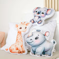 Formkissen-Set ‘Adventure Buddies’ mit Giraffe, Koala und Nashorn vor weißen Kissen