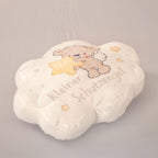 Formkissen ‘Kleiner Schutzengel’ schräg von oben auf grauem Grund, mit Teddy und Schriftzug