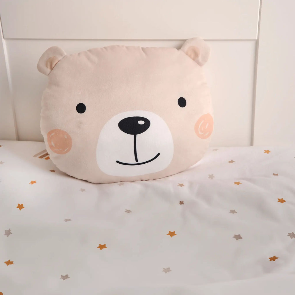 Formkissen ‘Little Bear’ auf hellem Stoff mit kleinen Sternen