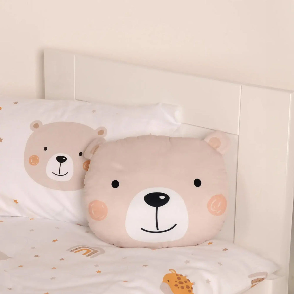 Formkissen ‘Little Bear’ vor einem weißen Kissen mit Bärengesicht